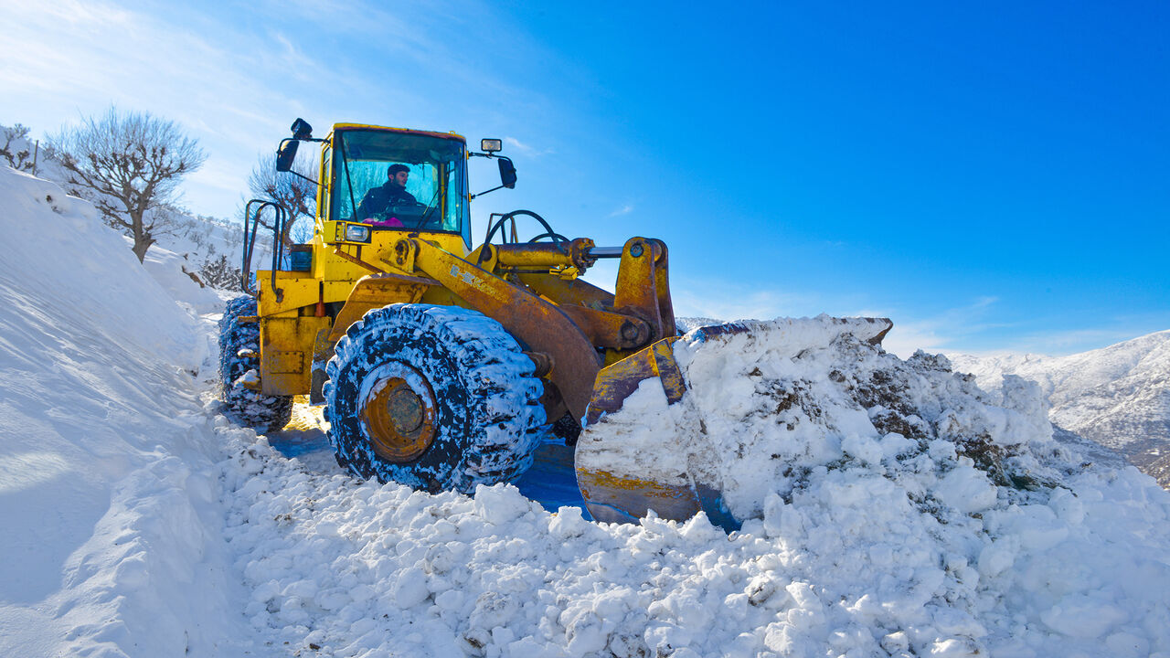 Kozluk ve Sason'da Kar Yağışı Yolları Kapattı