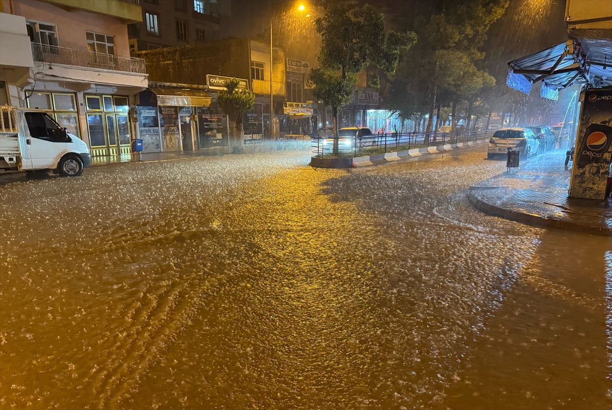 Siirt'te Etkili Olan Şiddetli Yağış Su Baskınlarına Neden Oldu