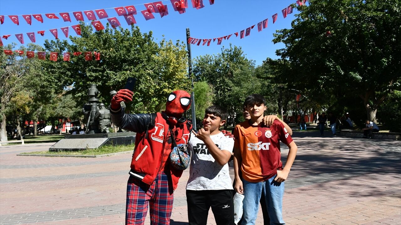 Turkiyeyi Gezen Orumcek Adam Batmanda Ilgi Odagi Oldu 2