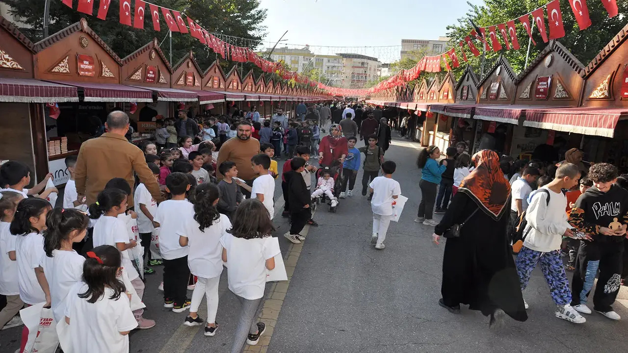 Batman Kitap Fuarinda Bugun Sermin Yasar Ve Ali Emre Sahne Aliyor 1-1