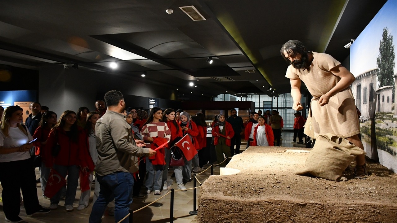 Cumhuriyetin 102 Yilinda Batman Polisinden Genclere Tarih Dersi 2