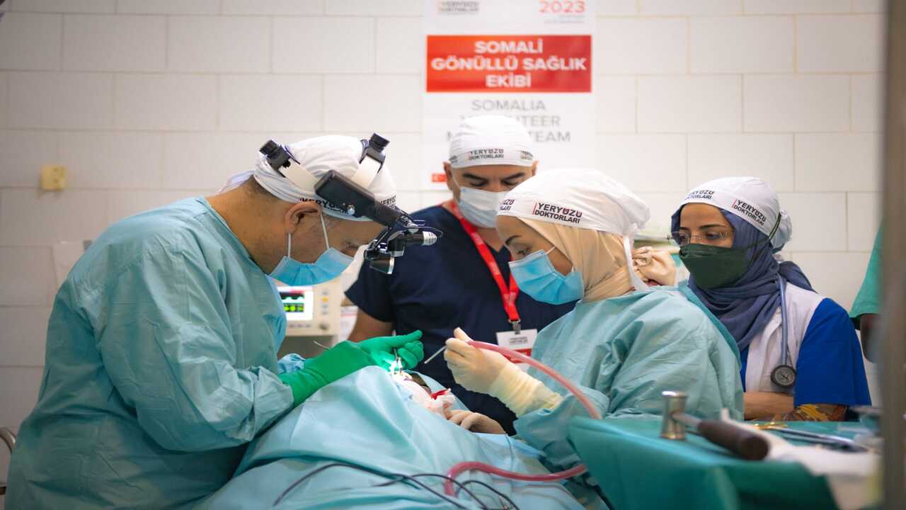 Batmanin Sevilen Doktoru Huseyin Guzel Somalide Yuzlerce Hastaya Umut Oldu 1
