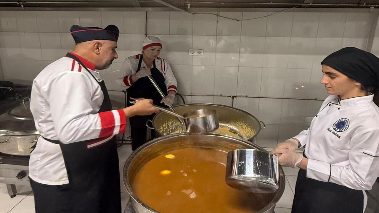 Aşçilik Öğrenci̇leri̇nden Tatli Bi̇ (1)