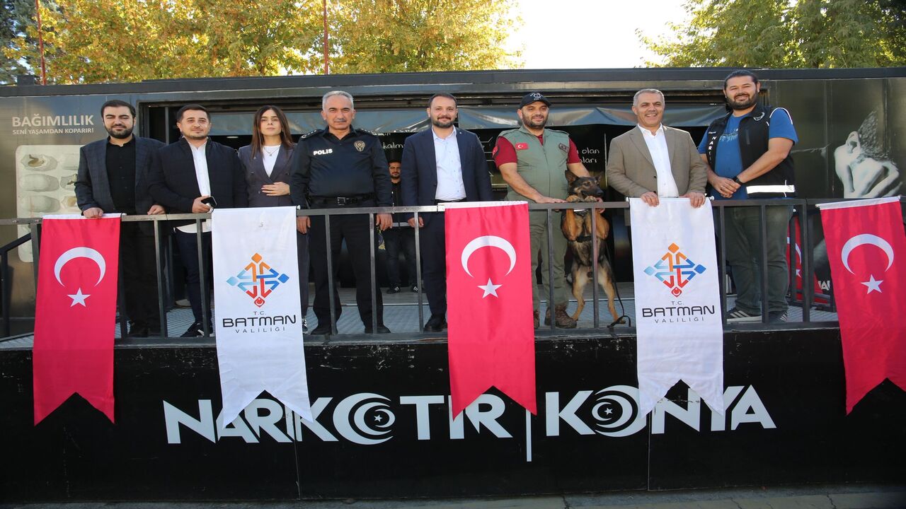 Ak Parti Batman Il Baskani Huseyin Sansi Mobil Narkotik Aracini Ziyaret Etti 1