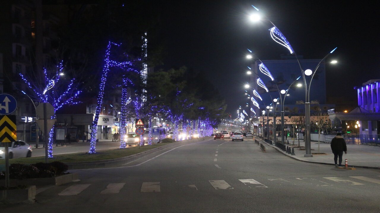 Batman Geceleri Isil Isil Parliyor 1