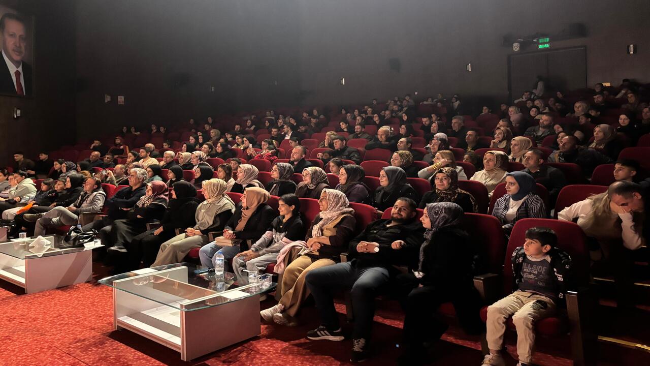 Batmanda Ucretsiz Tiyatro Soleni (2)