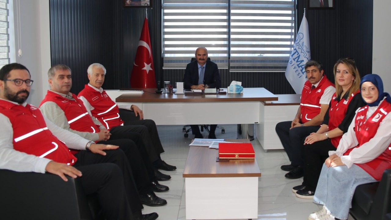 Kizilay Haftasinda Vali Canalpe (1)