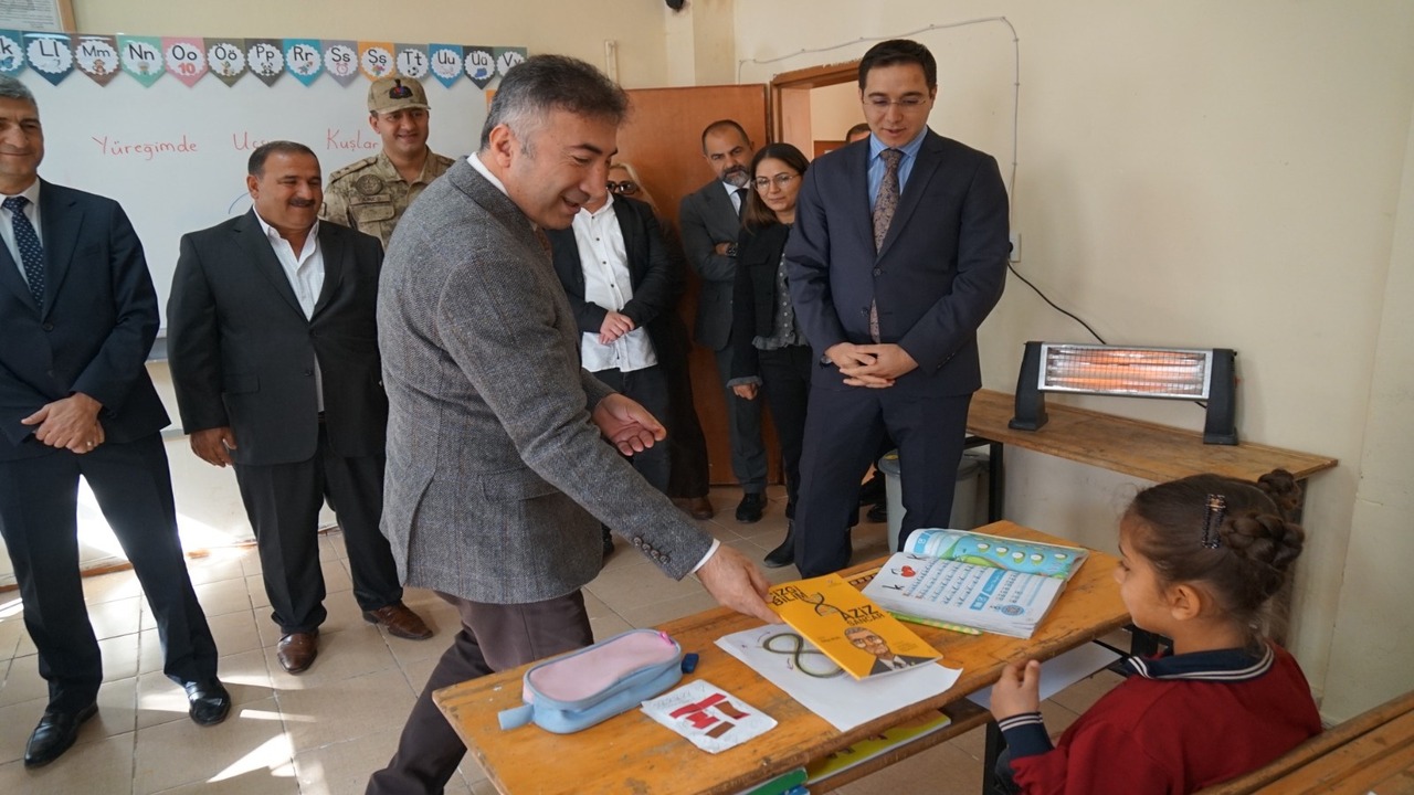 Rektor Demirden Koy Okuluna Surpriz Ziyaret 1