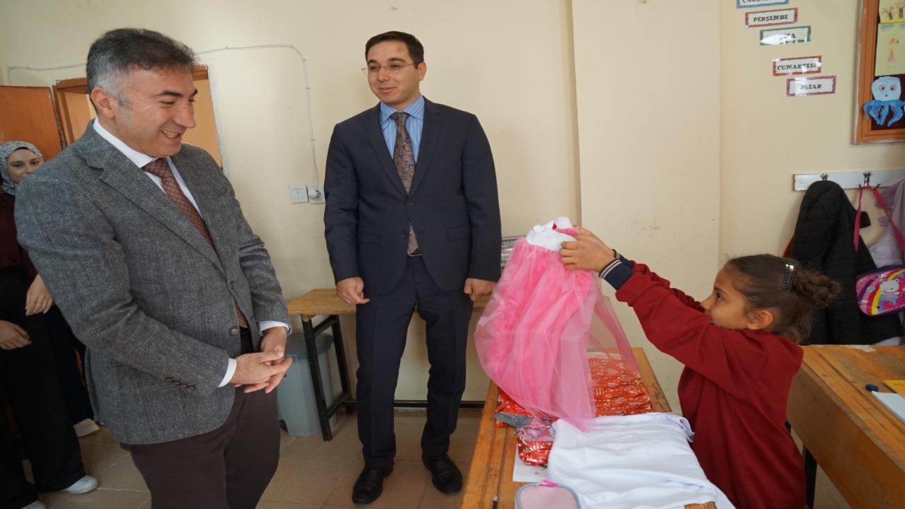 Rektor Demirden Koy Okuluna Surpriz Ziyaret 2