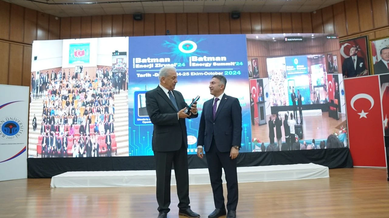 Turkiyenin Enerji Vizyonu Batmanda Masaya Yatiriliyor Dimitris Avramopoulos Rektor Demir