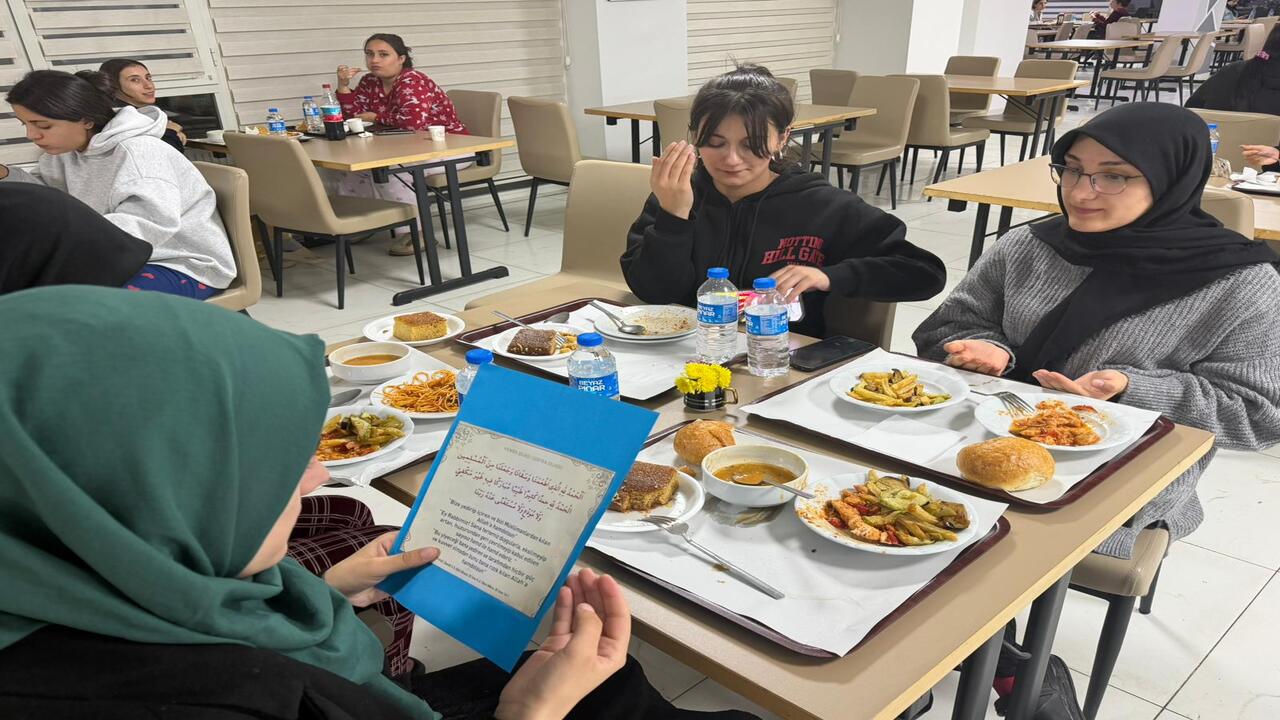 Yemeğe Duayla Başlaniyor 2 (1)