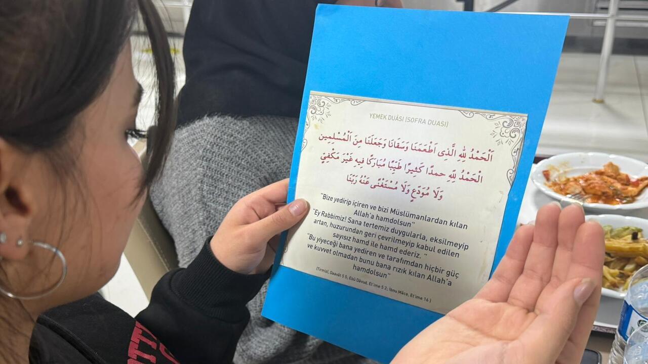 Yemeğe Duayla Başlaniyor 3 (1)