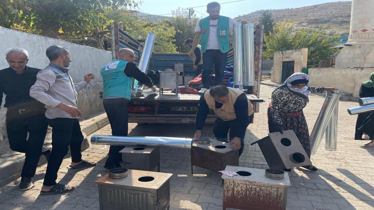 Cansuyundan Hasankeyf Koy Okullarinda Yuzlerce Ogrenciye Kislik Yardim 2