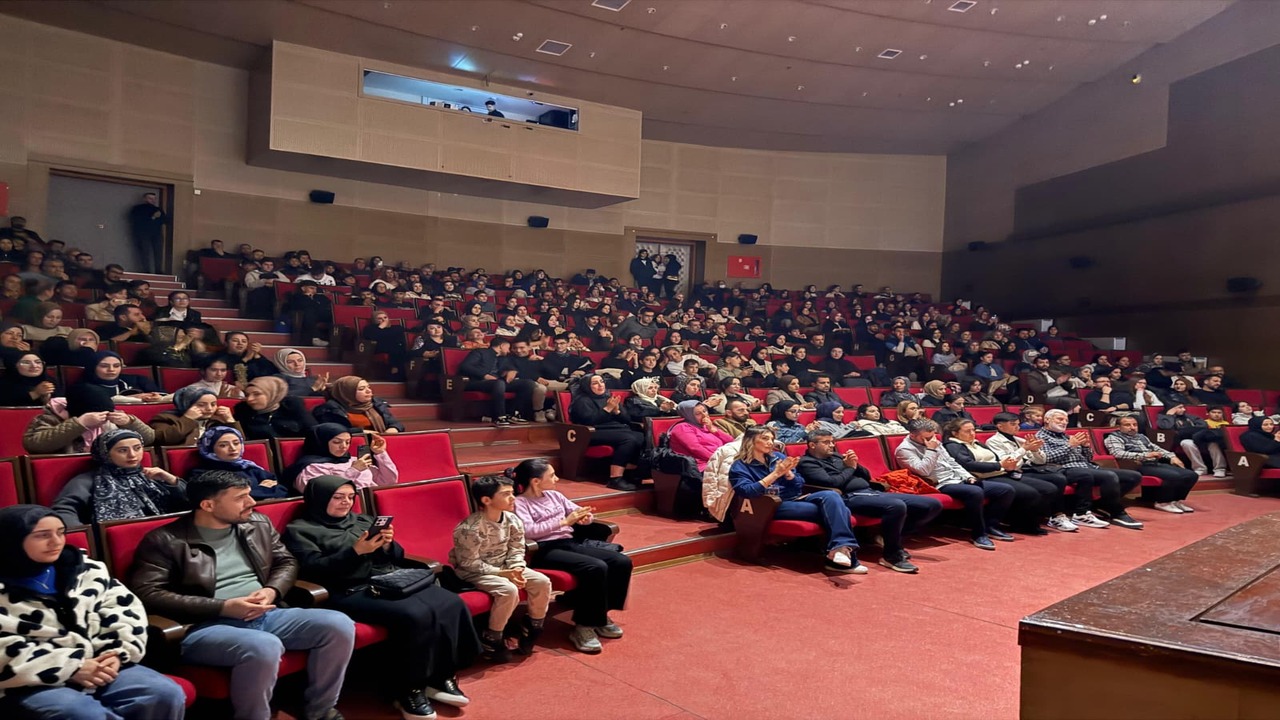 Batman Sahnesi Buyuledi Tiyatro Festivalinde Deliyim Oyununa Ayakta Alkis Yagdi 1