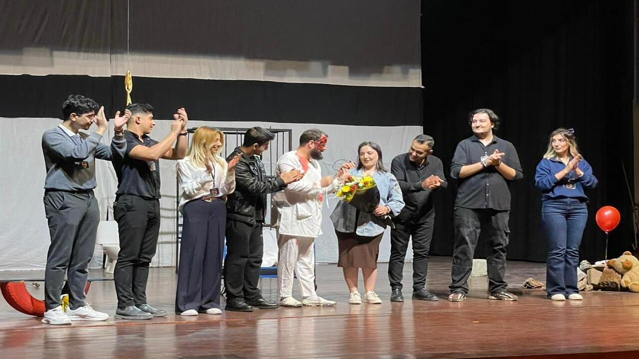 Batman Sahnesi Buyuledi Tiyatro Festivalinde Deliyim Oyununa Ayakta Alkis Yagdi 3