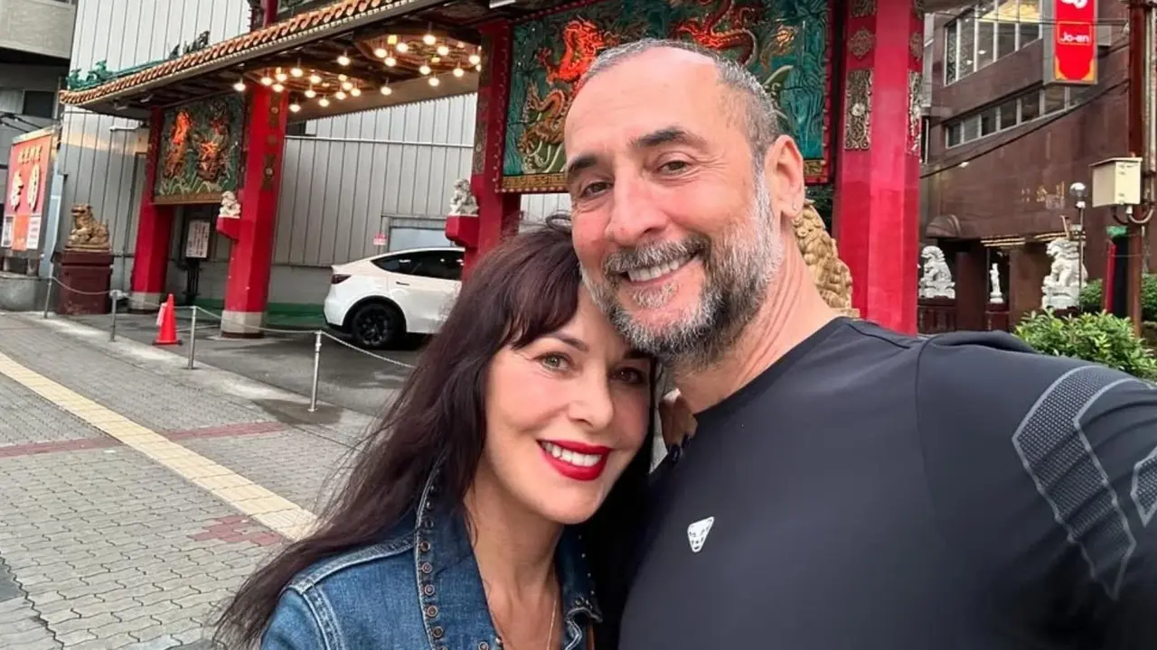 Senay Gurlerden Semih Sayginere Romantik Kutlama 1