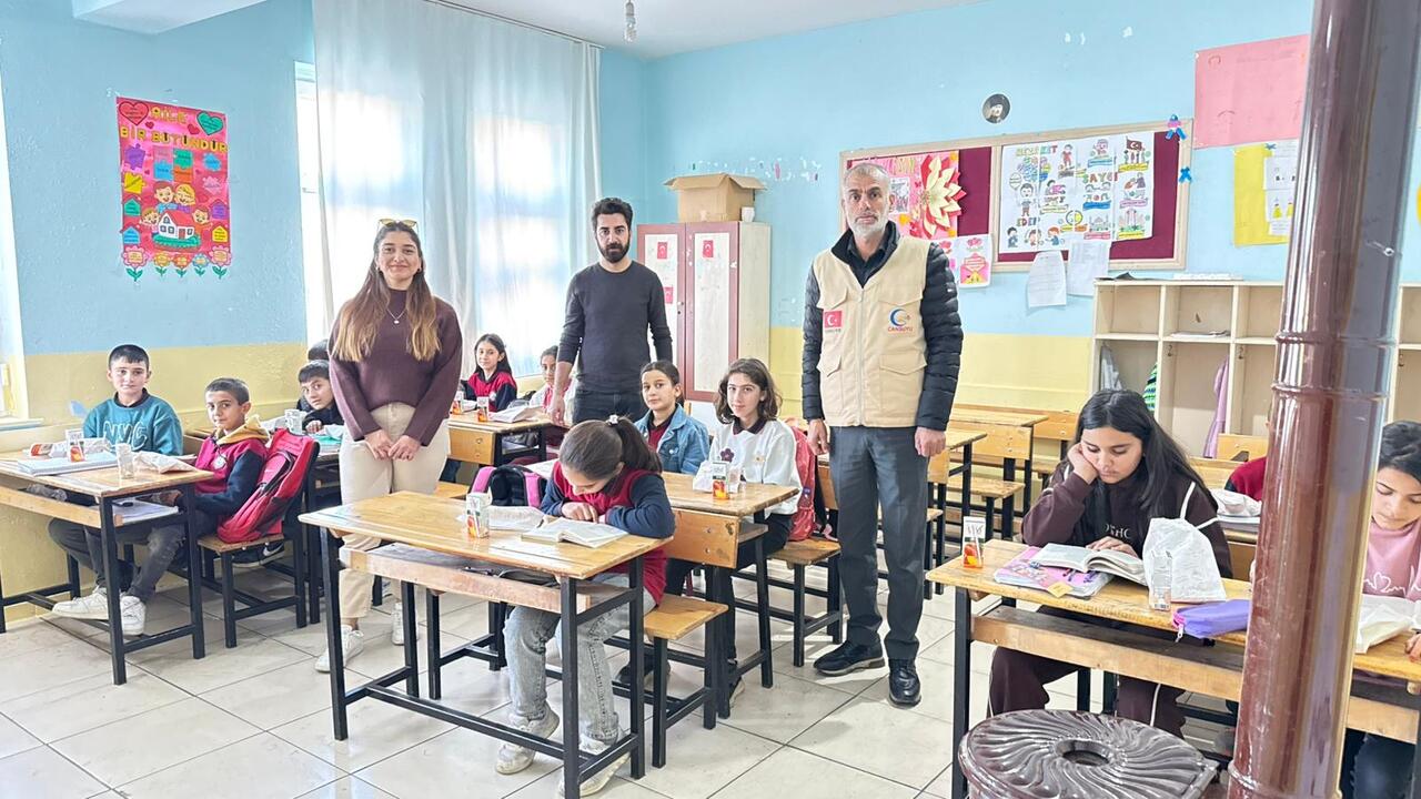 Batmanda Cansuyu Dernegi Yuzlerce Yetim Cocuga Kislik Kiyafet Dagitti 1