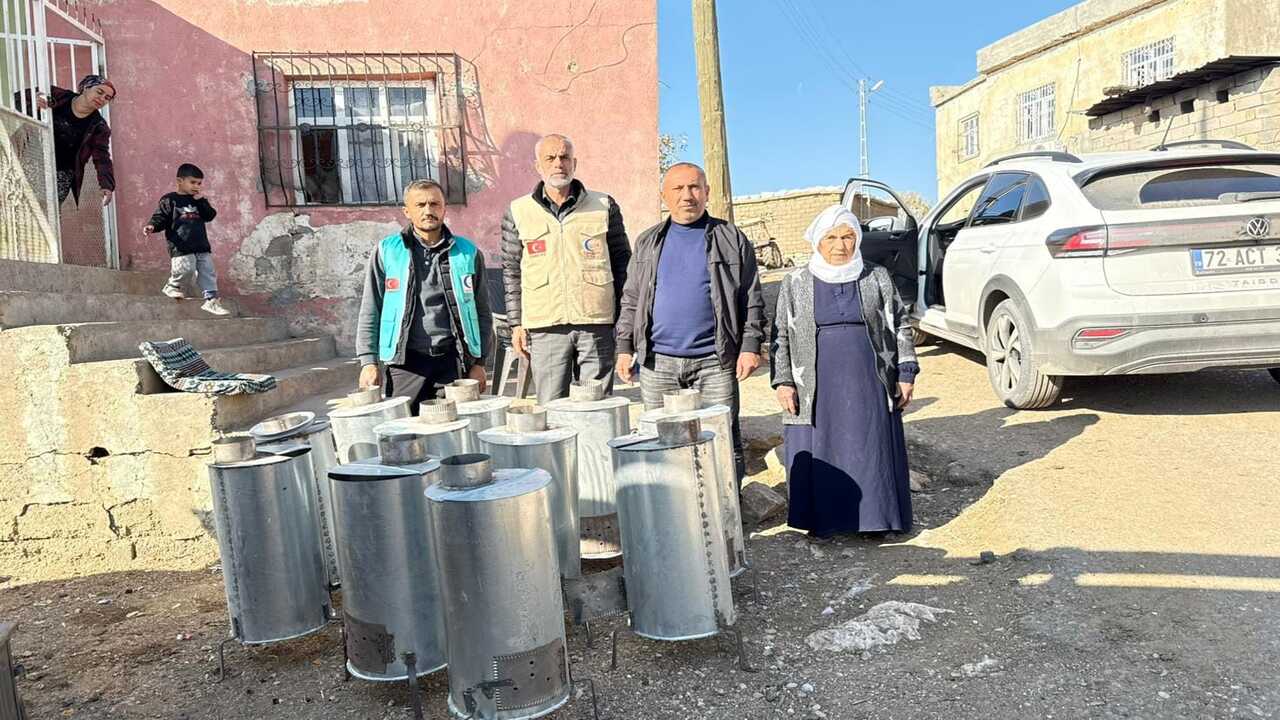 Batmanda Cansuyu Dernegi Yuzlerce Yetim Cocuga Kislik Kiyafet Dagitti 2