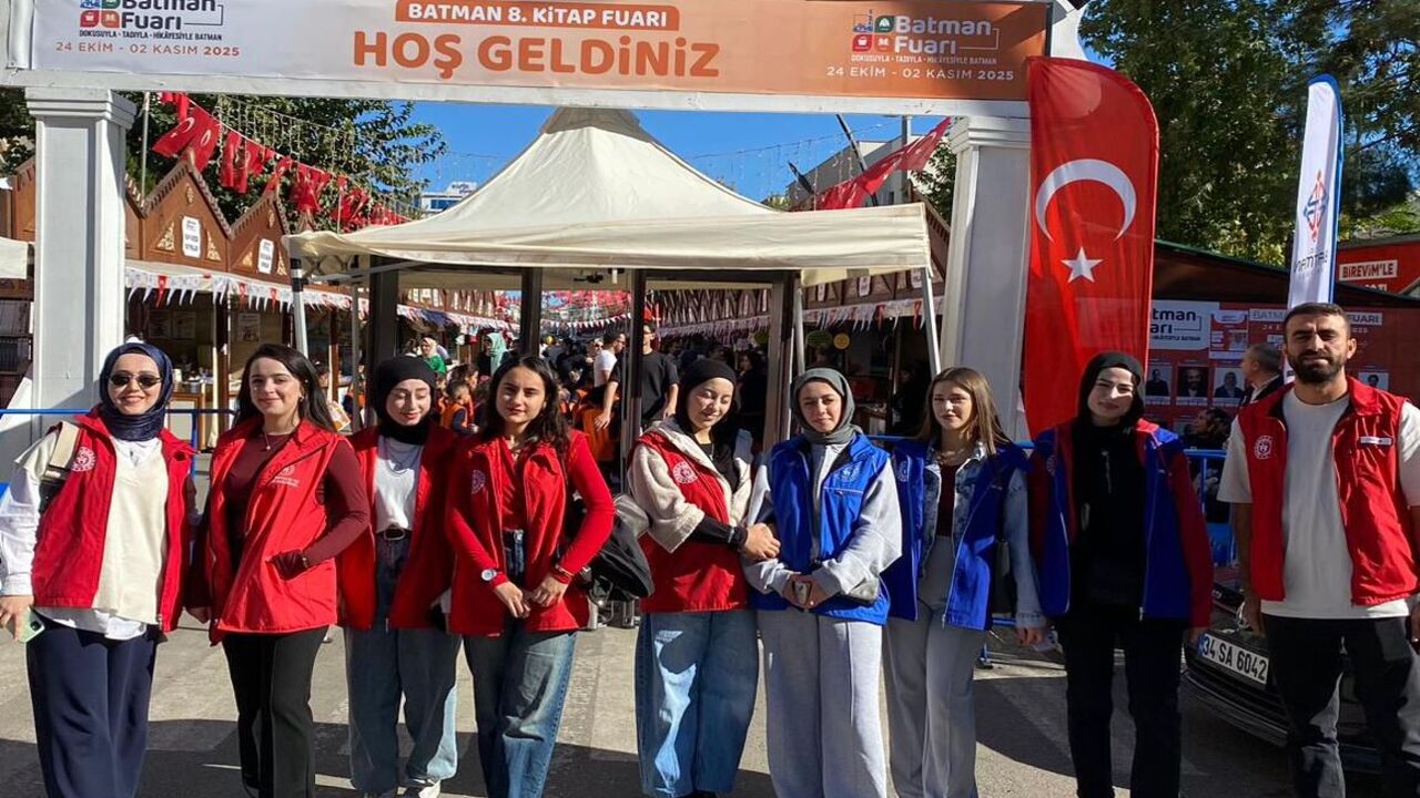 Gönüllü Gençler Ki̇tap Fuari 1 (1)