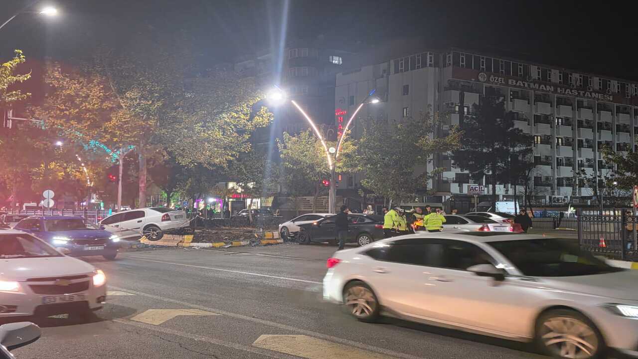 Son Dakika Batman Valilik Kavsaginda Maddi Hasarli Trafik Kazasi 1