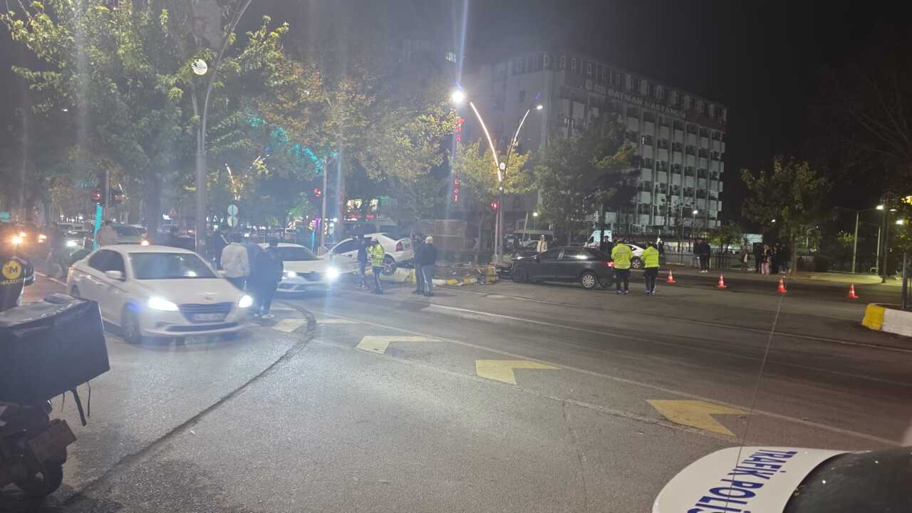 Son Dakika Batman Valilik Kavsaginda Maddi Hasarli Trafik Kazasi 2