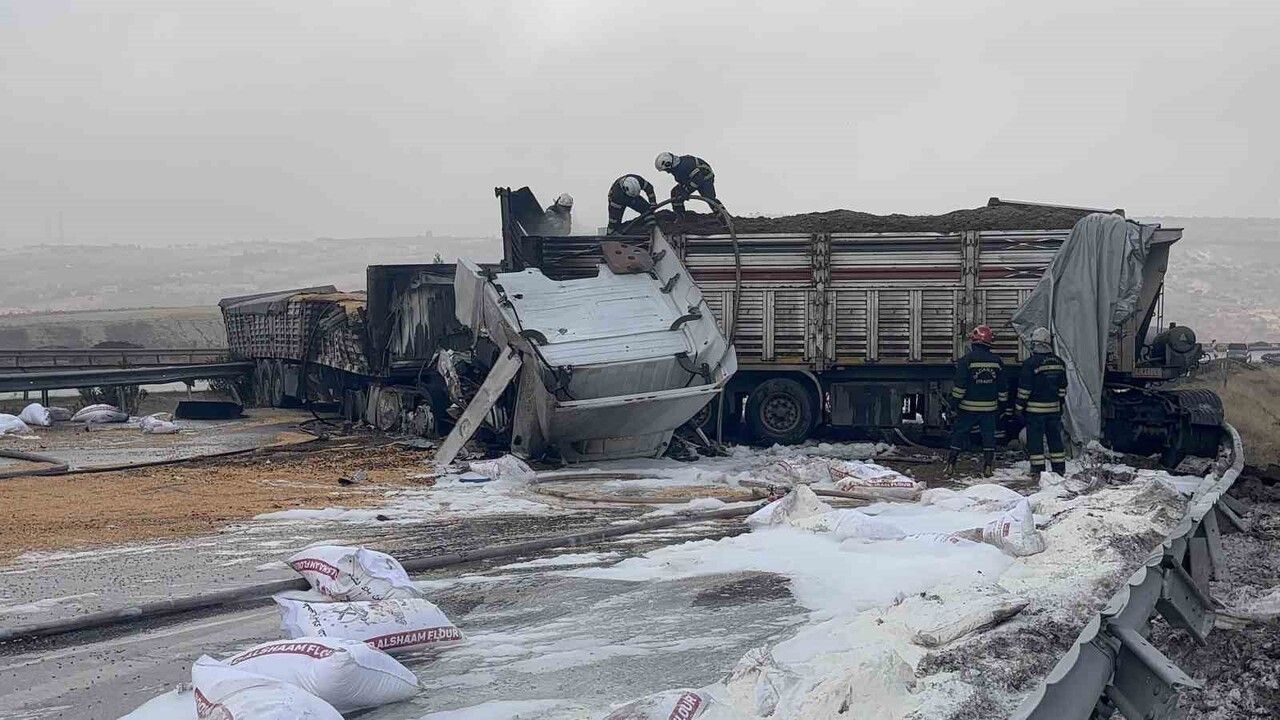 Tag Otoyolu Cehenneme Dondu Zincirleme Tir Kazasi Sonrasi Araclarda Yangin Cikti3