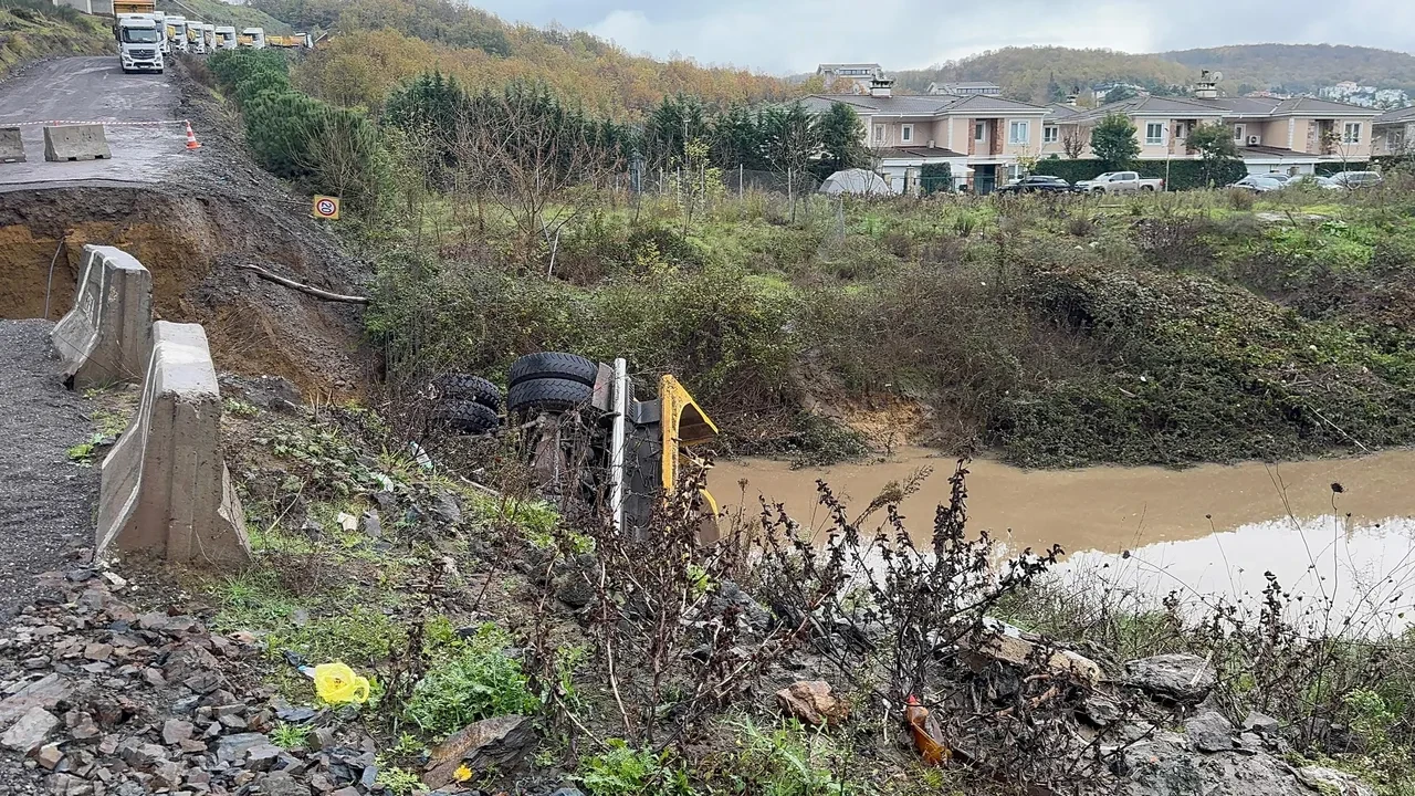 Istanbulda Sari Kodlu Sel Felaketi Sariyerde Yol Coktu Iki Arac Dereye Kapildi2