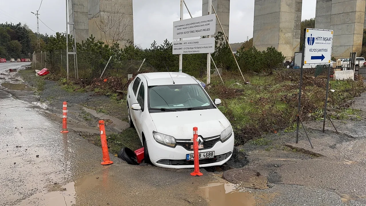 Istanbulda Sari Kodlu Sel Felaketi Sariyerde Yol Coktu Iki Arac Dereye Kapildi3