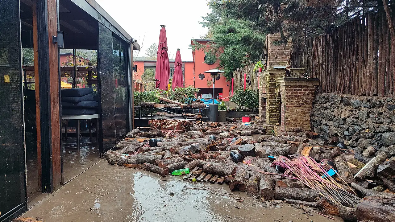 Istanbulda Sari Kodlu Sel Felaketi Sariyerde Yol Coktu Iki Arac Dereye Kapildi4