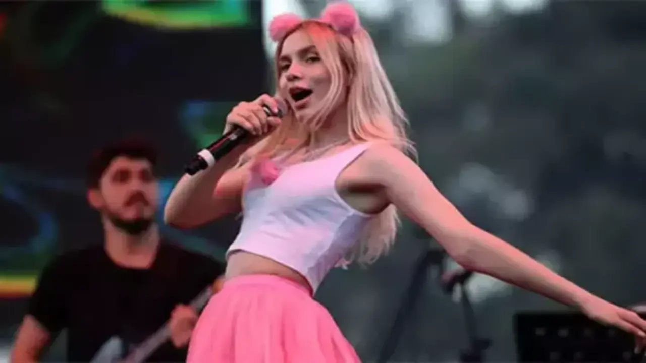 Aleyna Tilkinin Kizil Sac Mesaji (1)