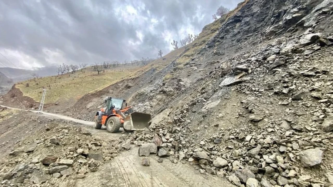 Sasonda Doga Ile Mucadele Siddetli Yagis Sonrasi Kapanan Koy Yollari Aciliyor1
