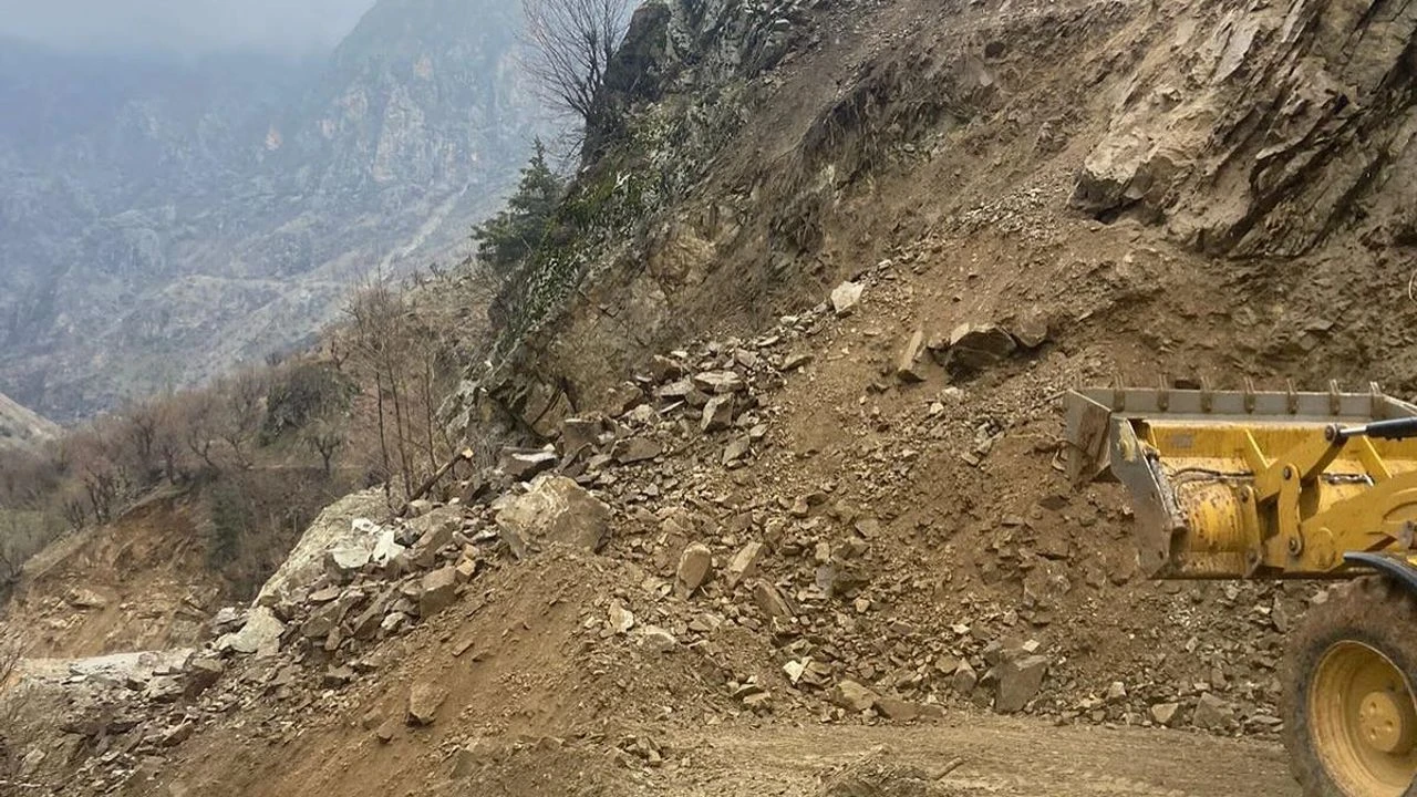 Sasonda Doga Ile Mucadele Siddetli Yagis Sonrasi Kapanan Koy Yollari Aciliyor2