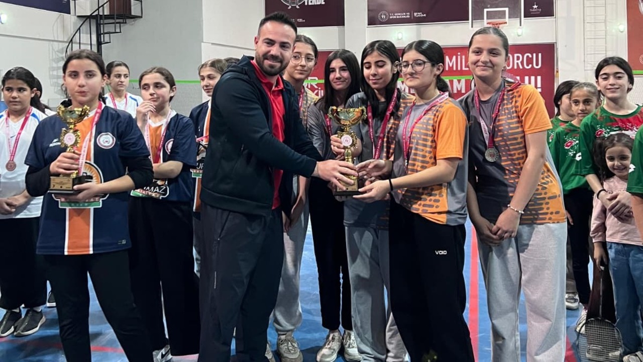 Filenin Yeni Kraliceleri Badminton Sampiyonu Sehit Ogretmenler Ortaokulu2