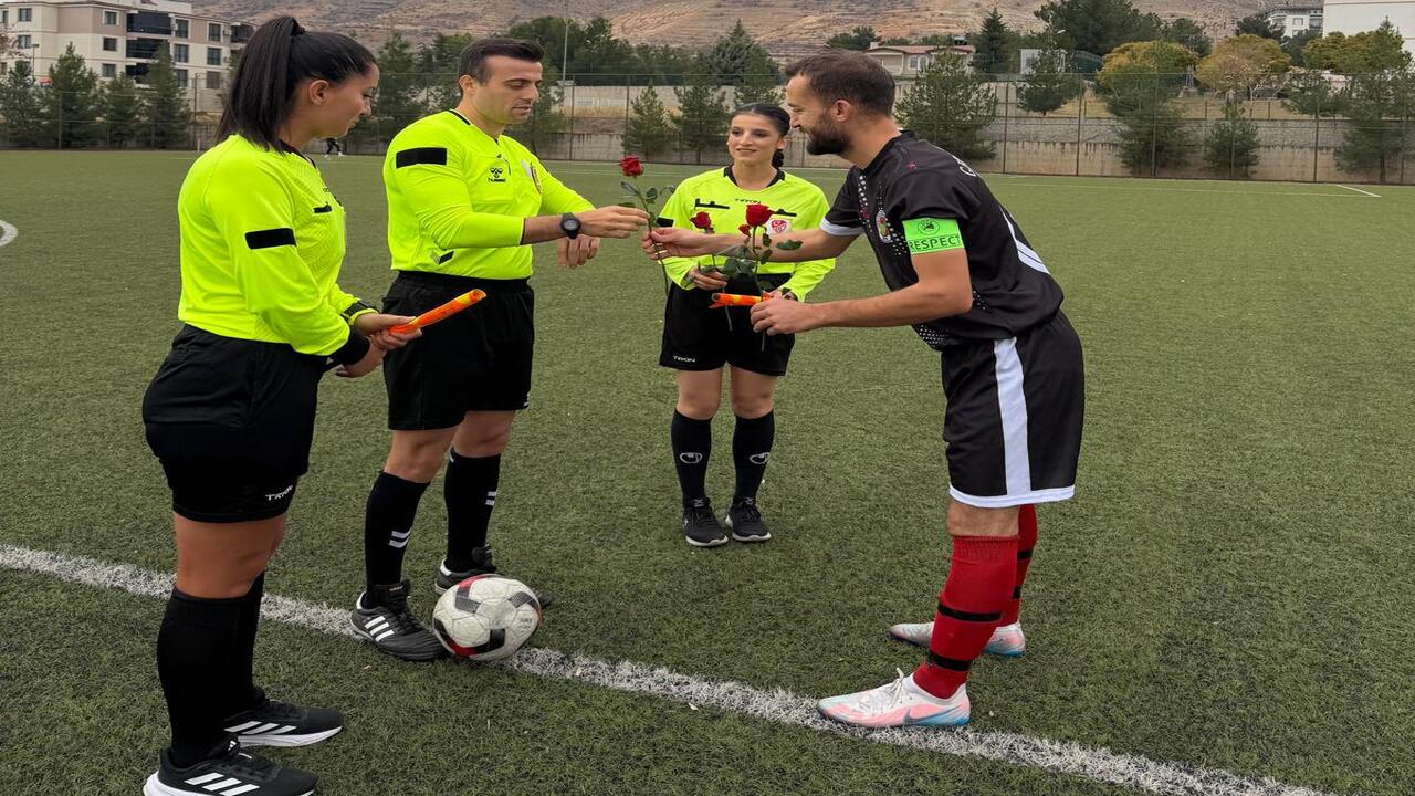 Hakemler Çi̇çeklerle 2 (1)