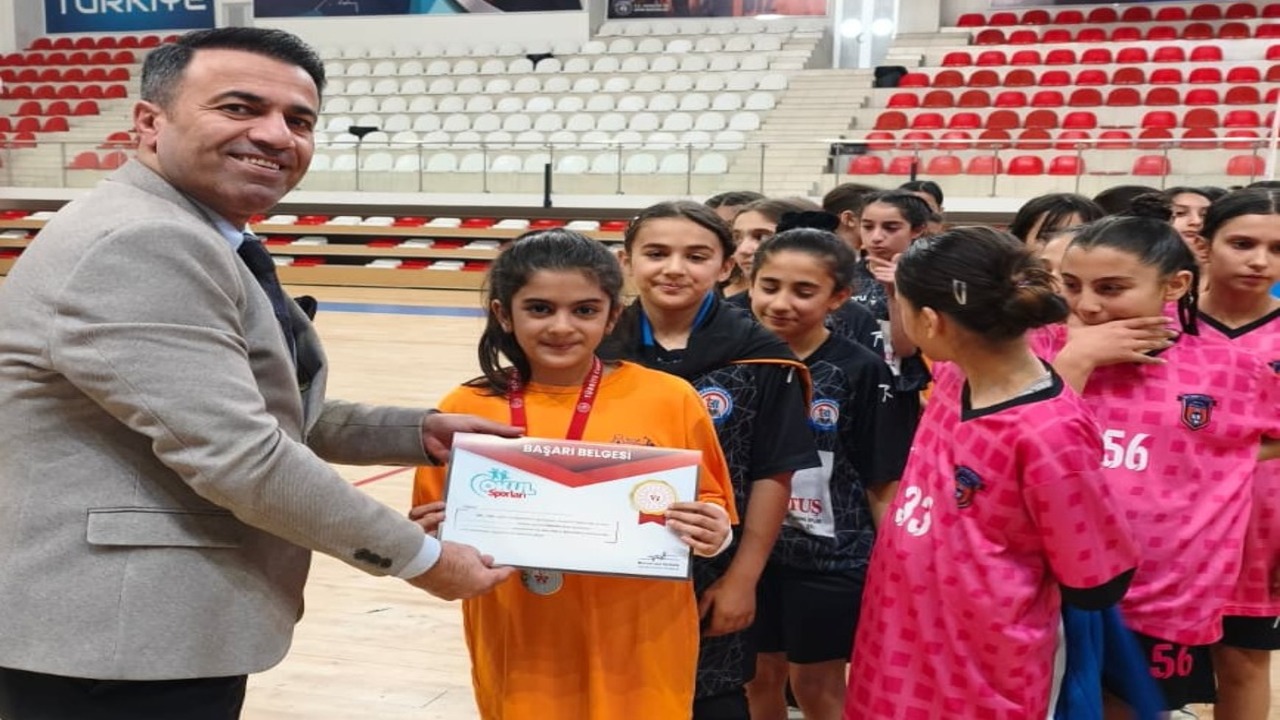 Pota Degil Kale Heyecani Tokinin Kucuk Kizlari Hentbolun Zirvesine Cikti4