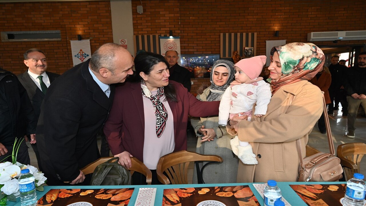 Batman Valisi Canalp Ve Esi Koruyucu Ailelerle Bulustu 2