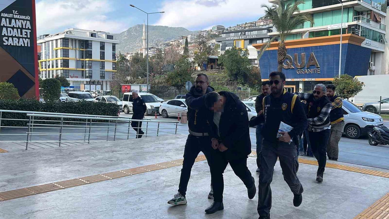 Alanya Sokaklarinda Alacak Verecek Hesaplasmasi Bicak Ve Zincirler Havada Ucustu2