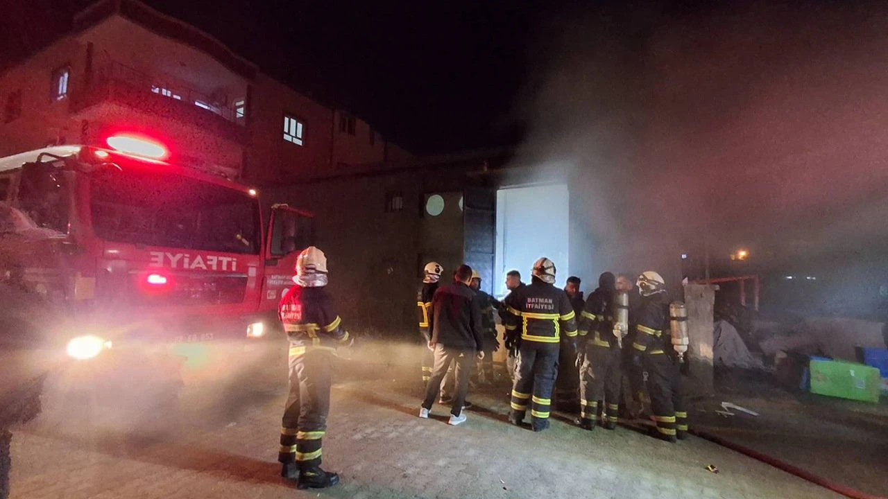 Batman Cudi Mahallesinde Korkutan Alevler Market Deposu Kul Oldu2