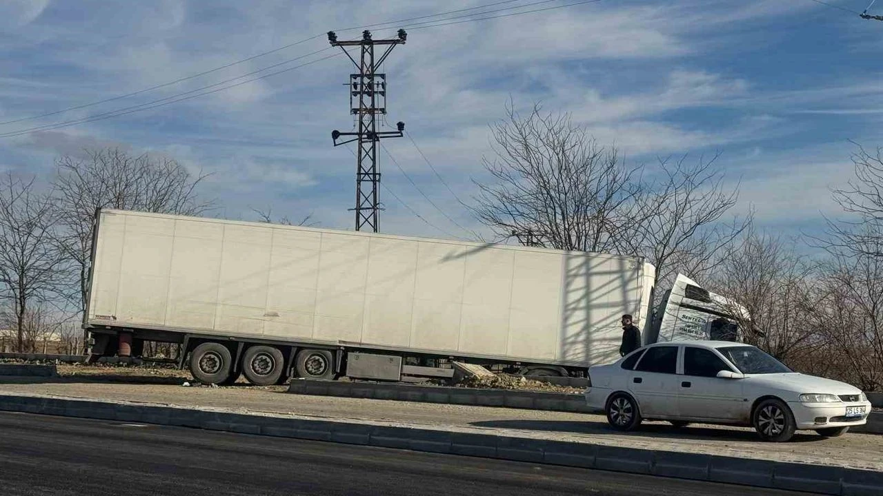 Batman Osb Yolunda Korkutan Carpisma Tir Ve Minibus Birbirine Girdi2