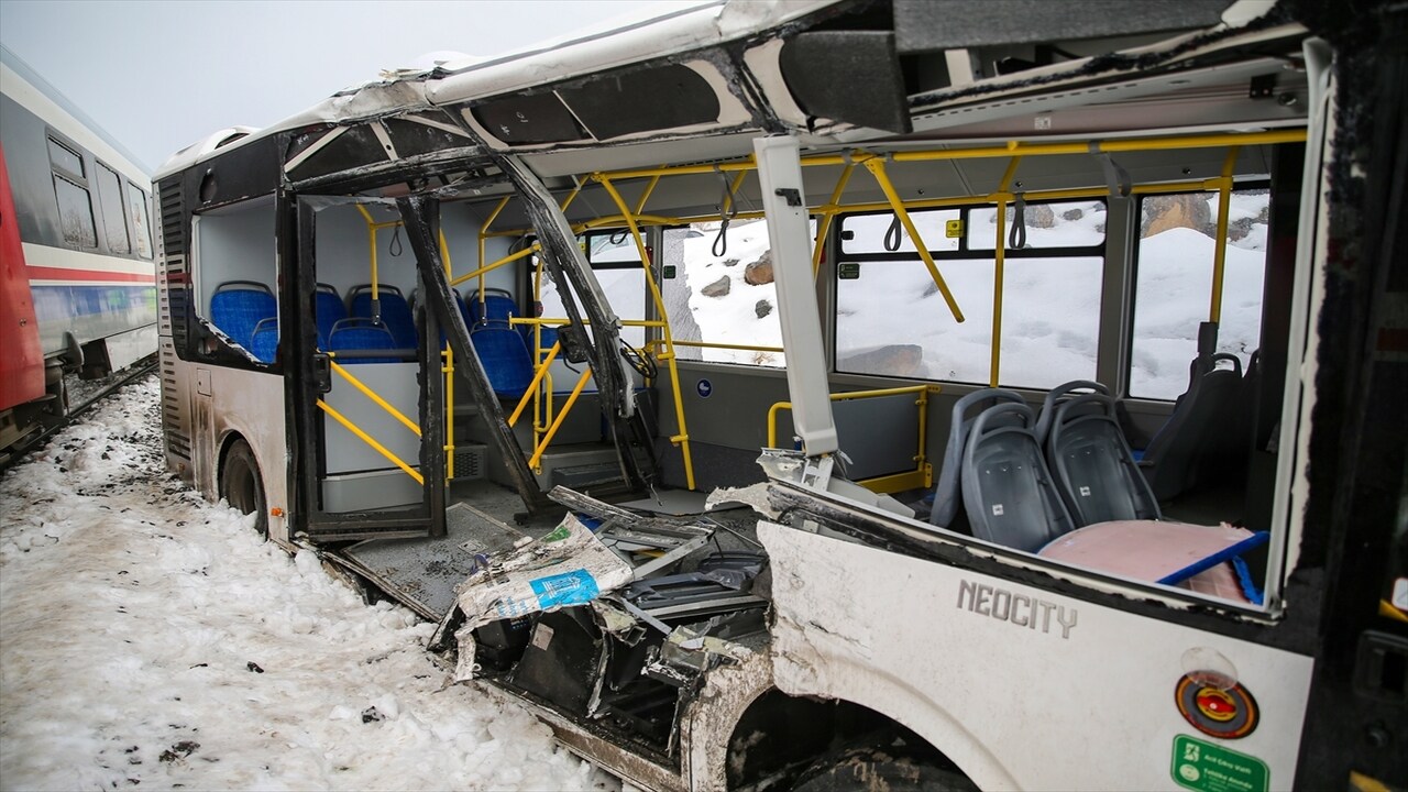 Batman Yolcu Treni Diyarbakirda Otobusle Carpisti 1 Yarali 1