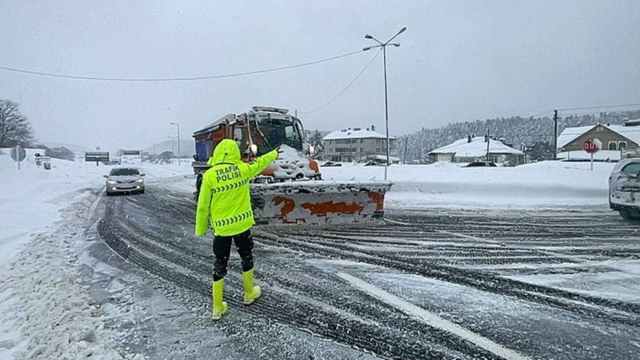 Bolu Daginda Beyaz Kaos Makaslay