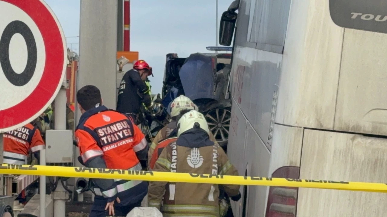 Istanbul Kuzey Marmara Otoyolunda Gise Hattinda Can Pazari Yolcu Otobusu Ile Otomobil Carp2