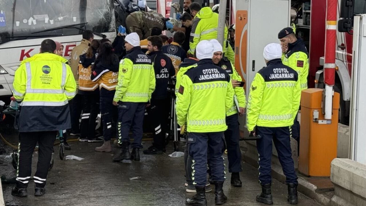 Istanbul Kuzey Marmara Otoyolunda Gise Hattinda Can Pazari Yolcu Otobusu Ile Otomobil Carp3