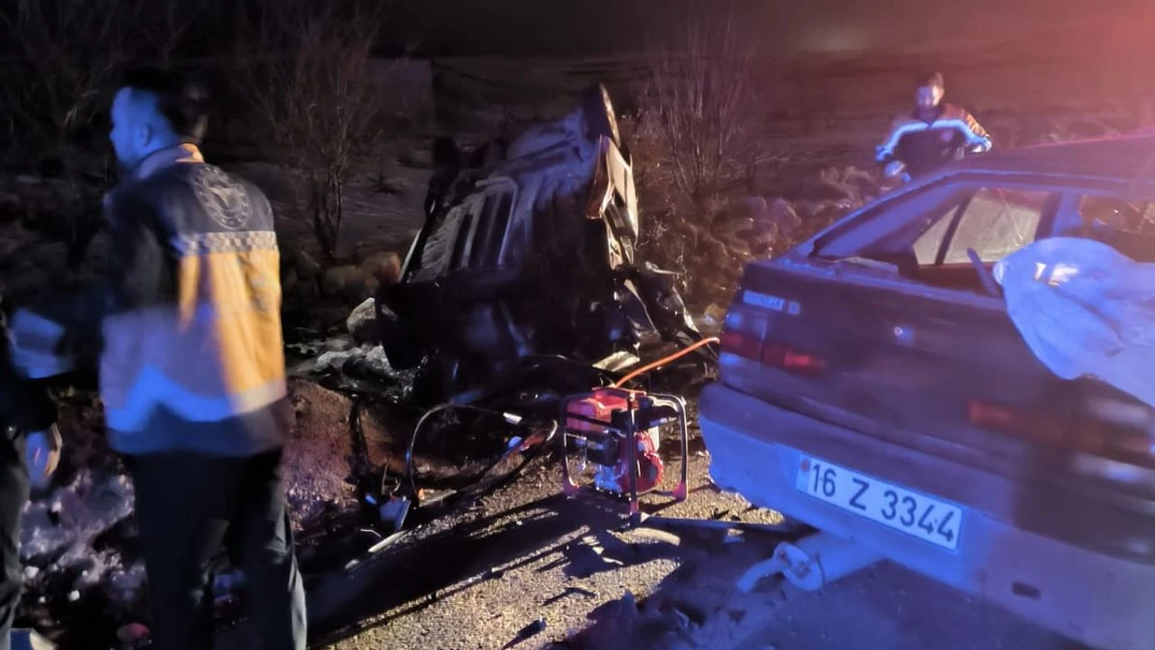 Midyat Yolunda Iki Arac Carpisti Baristepe Mevkiinde Kederli Gece2