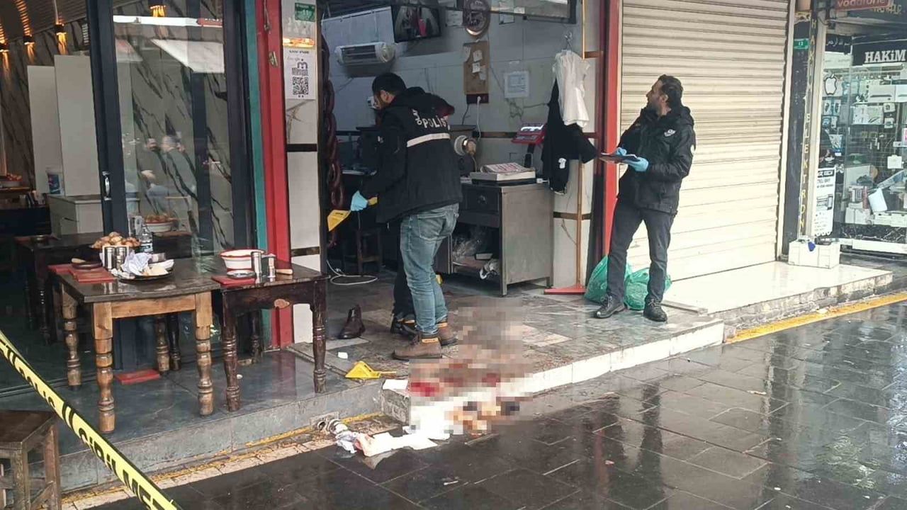 Sanliurfada Unlu Kasaba Kursun Yagmuru Hasimiye Meydaninda Kanli Saldiri2