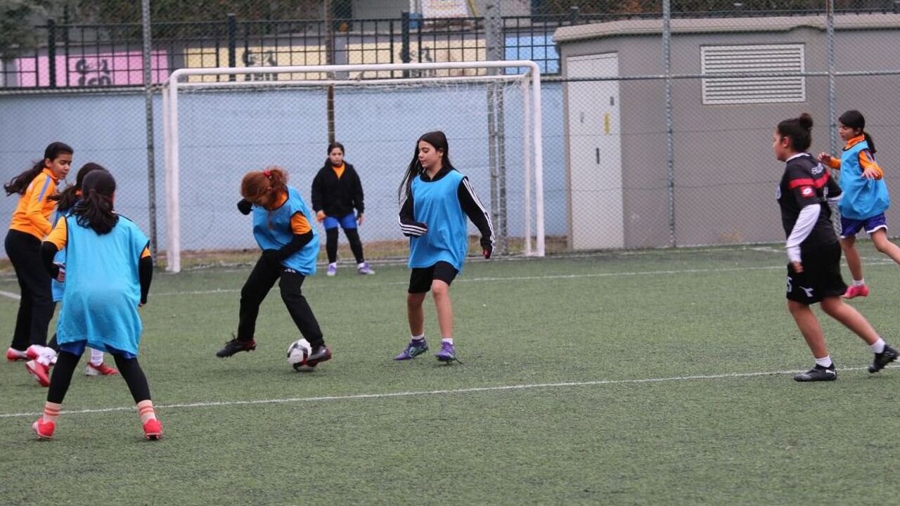 Batmanda Cocuklarin Karnesine Sp (1)