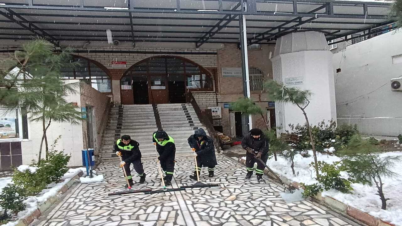 Batmanda Kar Nobeti Belediye Eki (1)