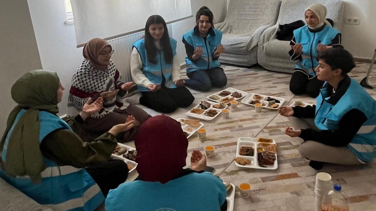 Bati Raman Kiz Yurdunda Manevi Kopru Genclerin Dua Halkasi Cig Gibi Buyuyor2