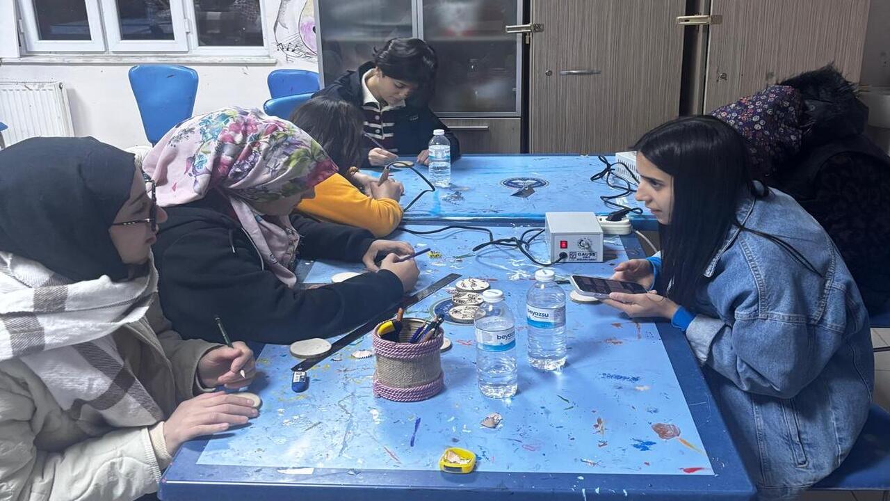 Bati Raman Kiz Yurdunda Sanat Terapisi Gelecegin Mezunlari Sinav Kaygisini Ahsap Yakarak D1