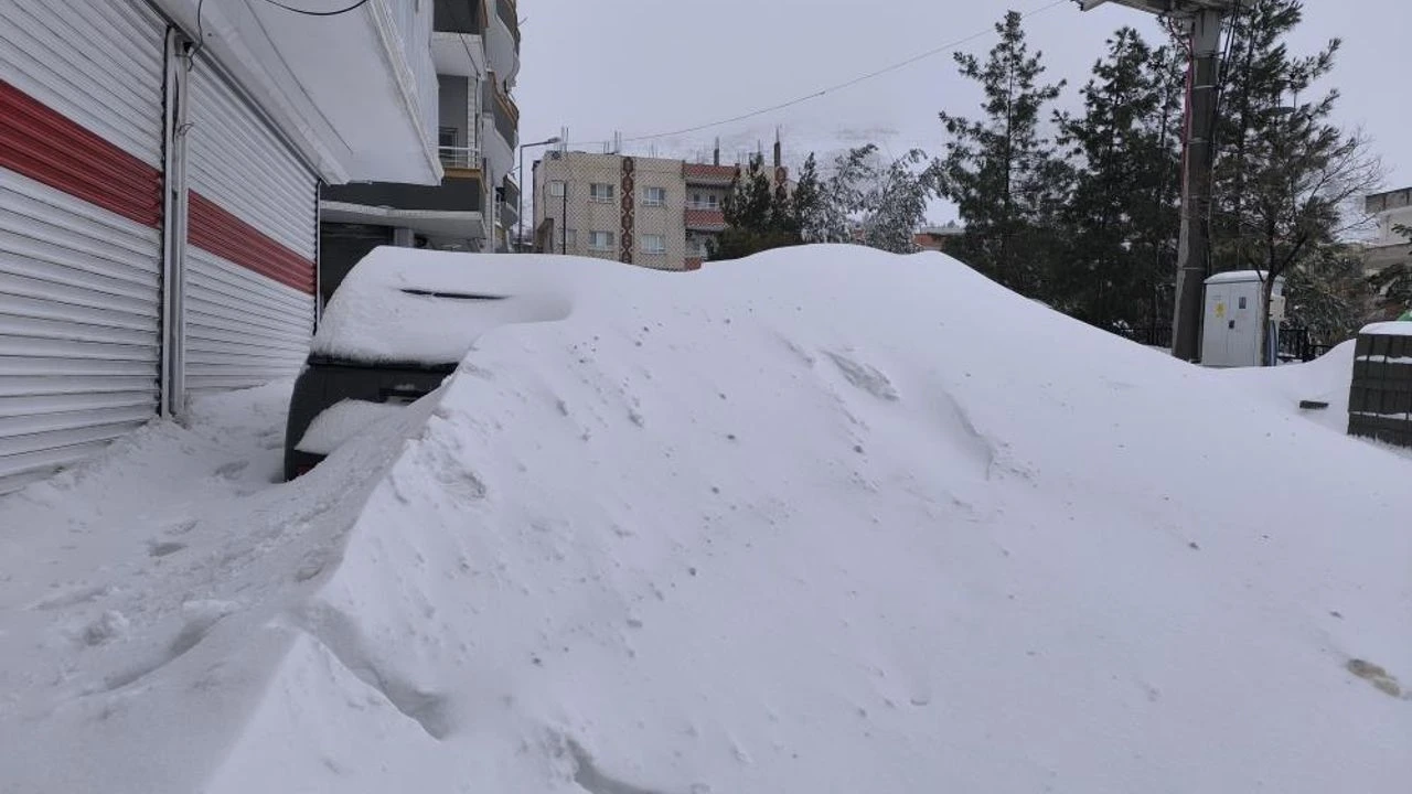 Gercuste Beyaz Esaret Iki Metrelik Kar Yiginlari Araclari Yuttu2